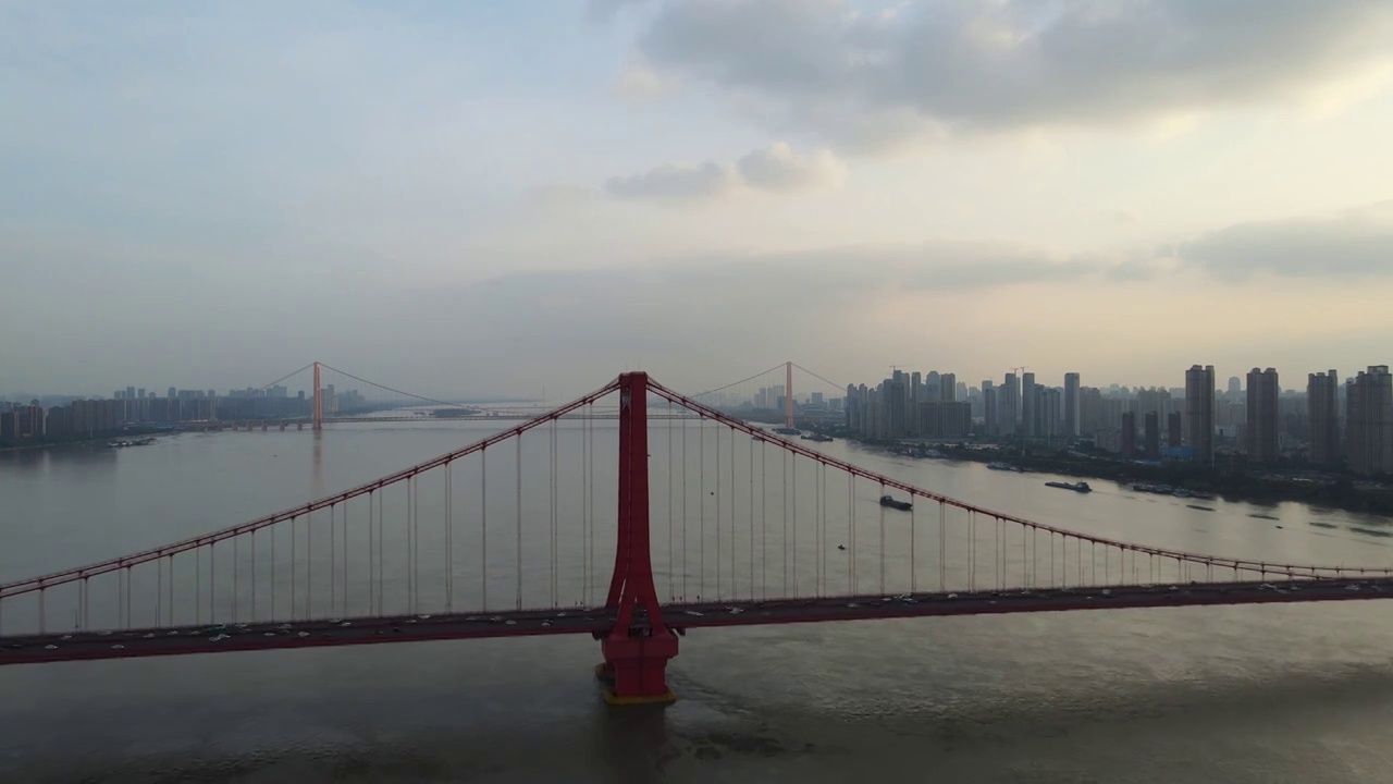 航拍武汉鹦鹉洲长江大桥江景视频下载