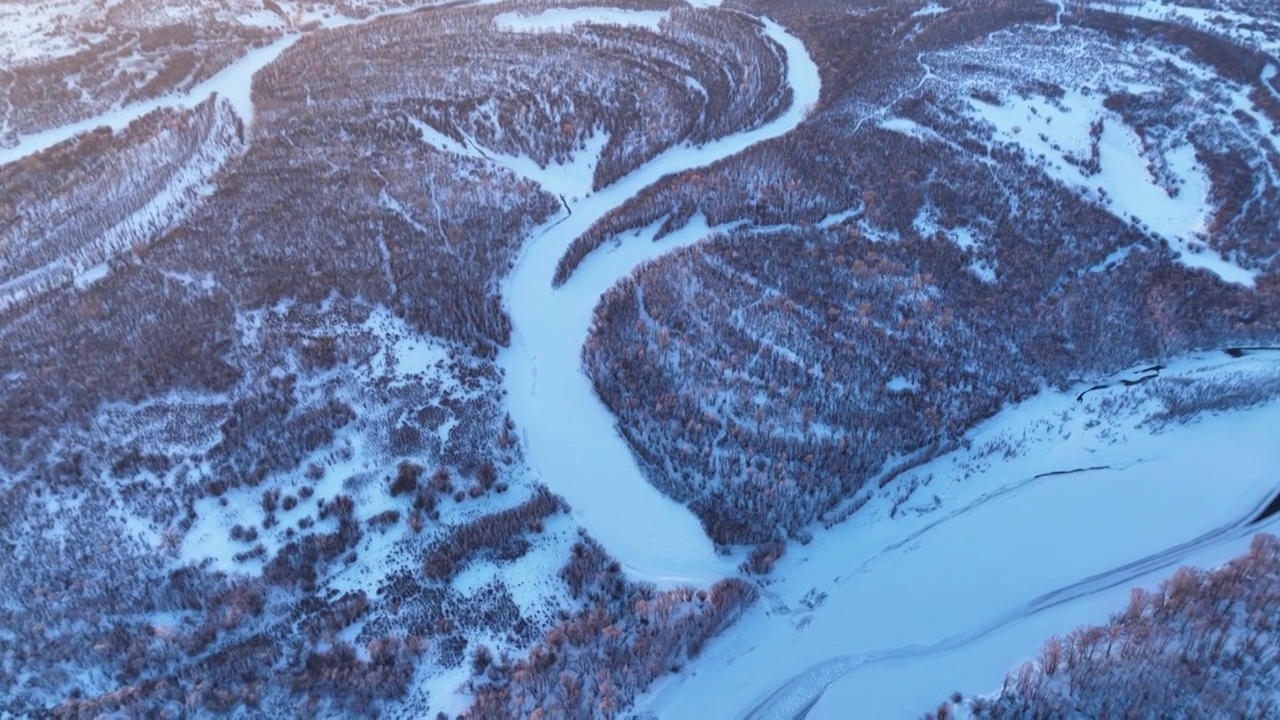 航拍冬季丛林河湾雪景朝阳视频素材