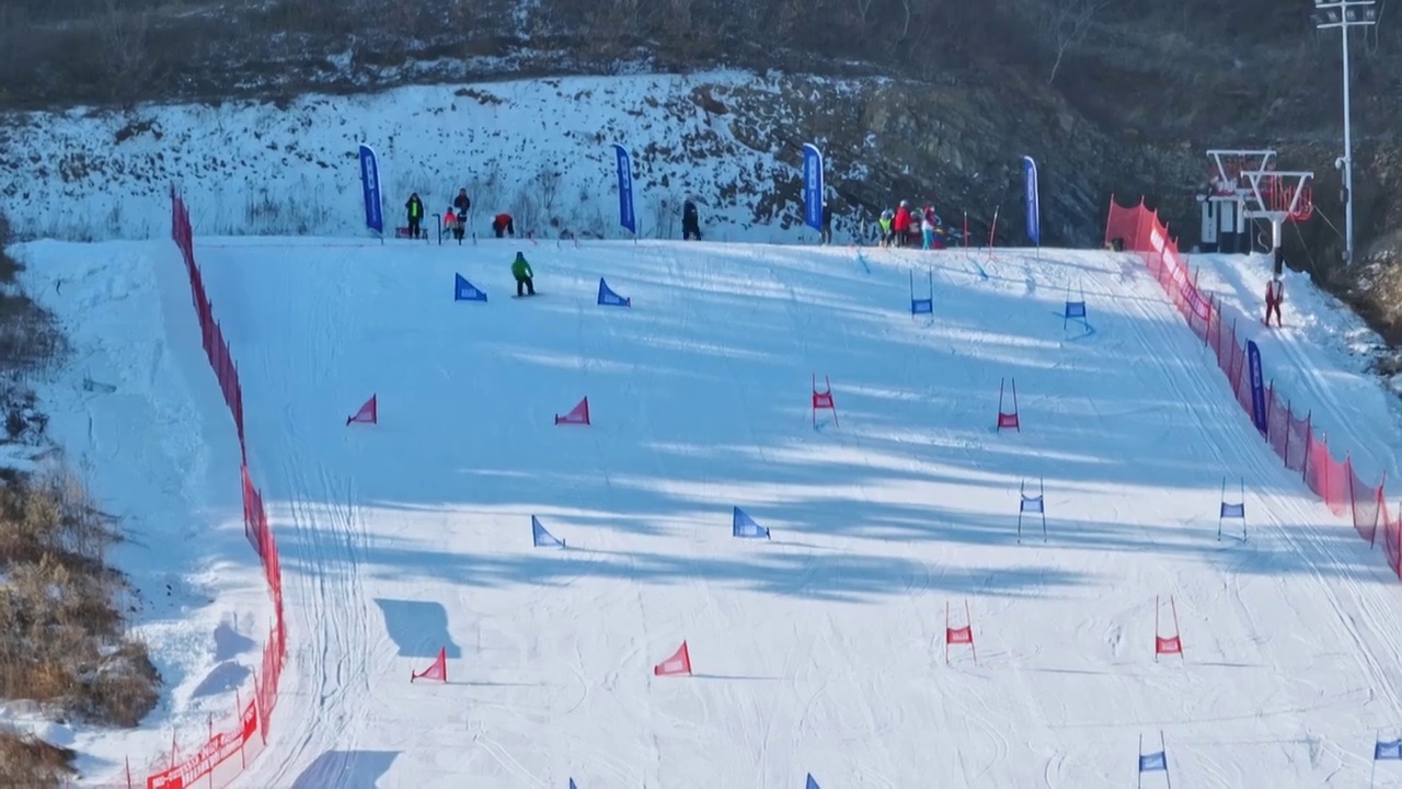 航拍冬季滑雪场滑雪视频素材