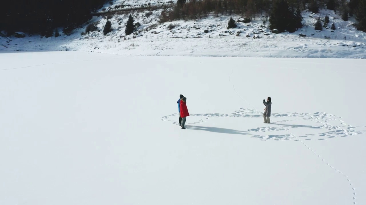 航拍：冬季 新疆天山天池 冰雪上运动 滑冰 冰壶 雪上足球 冰上龙舟视频下载