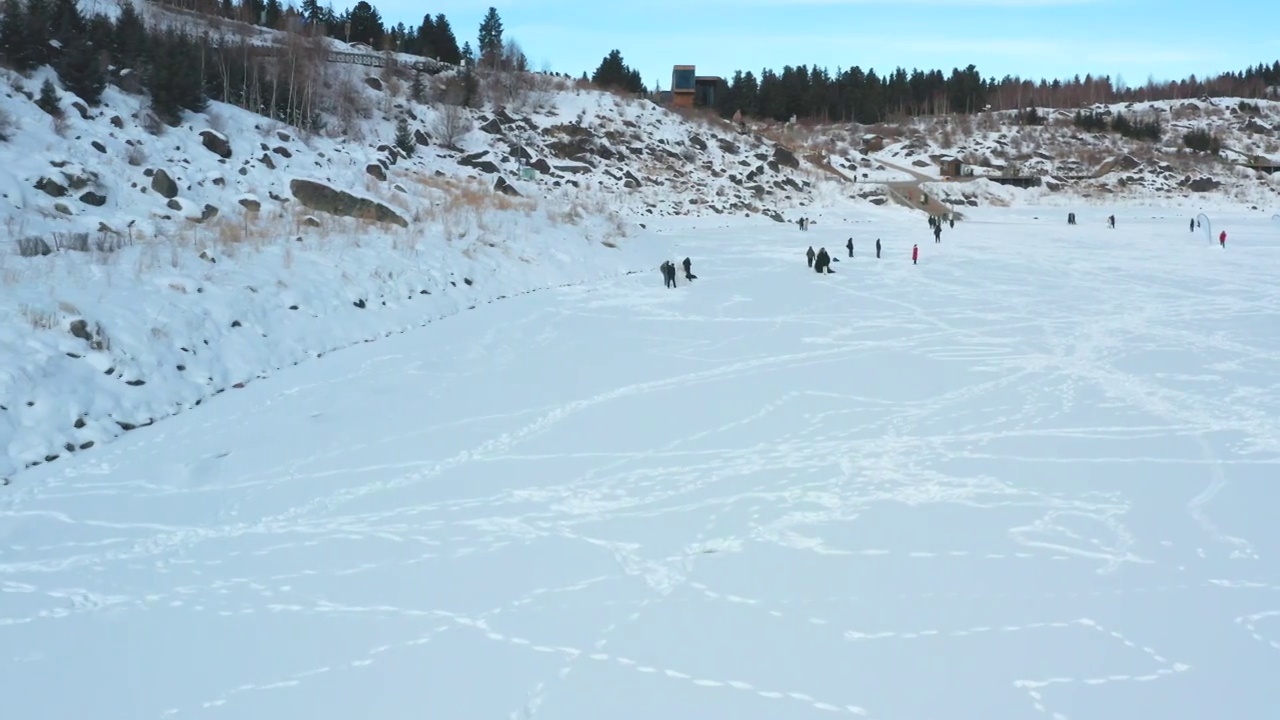 航拍：冬季 新疆天山天池 冰雪上运动 滑冰 冰壶 雪上足球 冰上龙舟视频下载