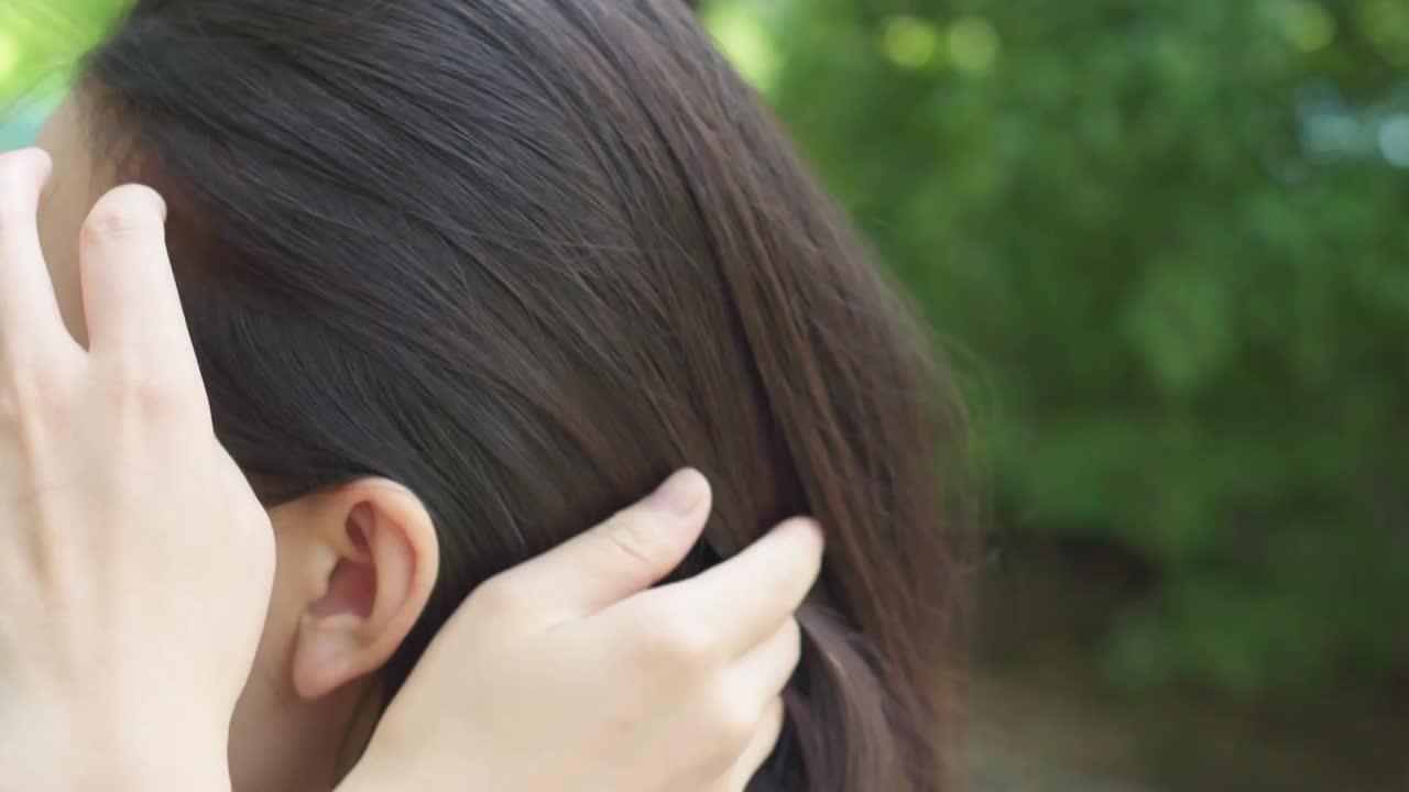 亚洲人中国人女性梳头发掉头发疾病视频素材