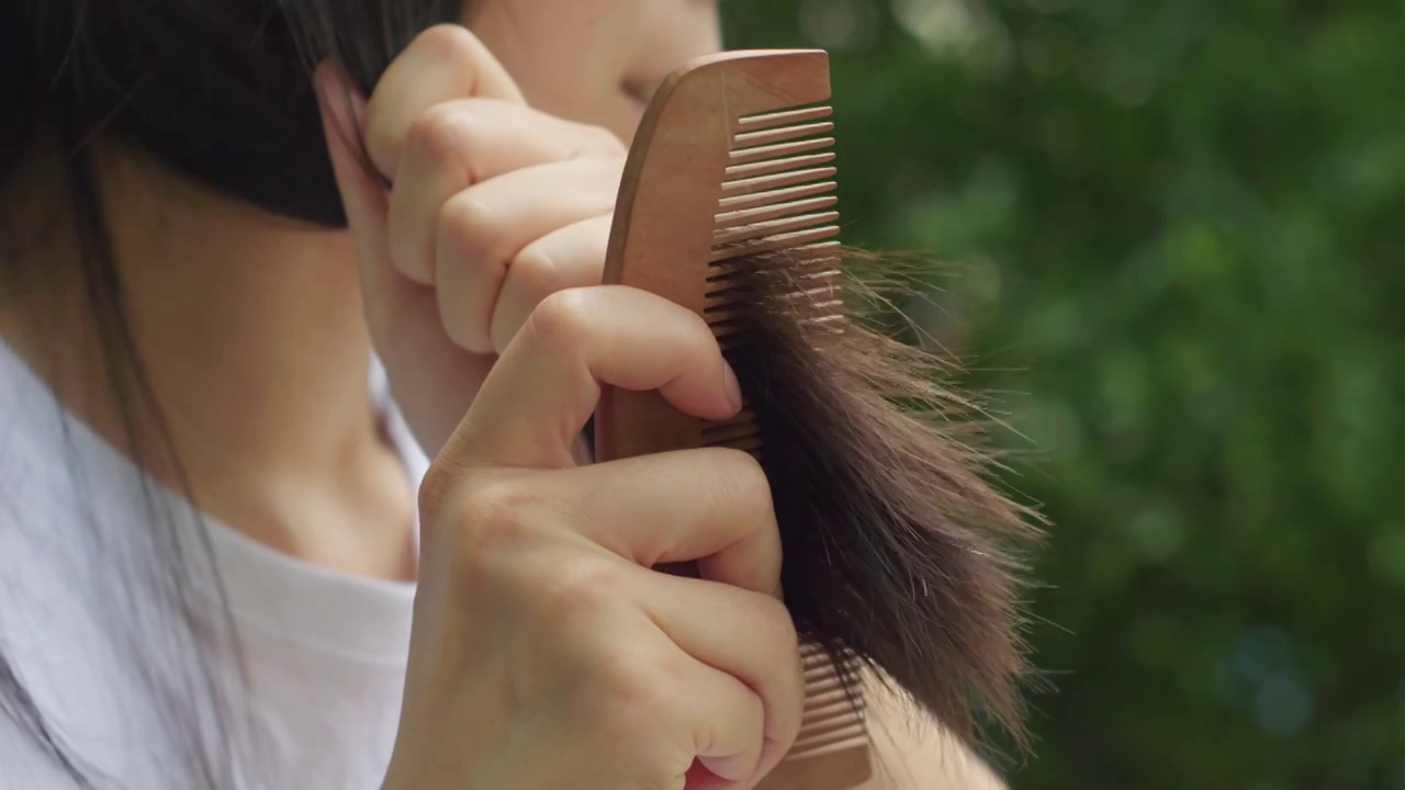 亚洲人中国人女性梳头发掉头发疾病视频下载