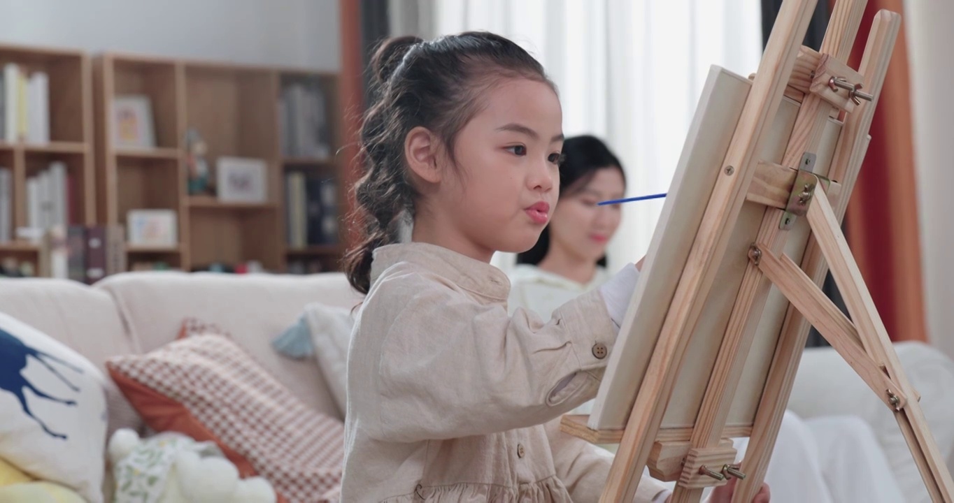 小女孩在家里画画视频素材