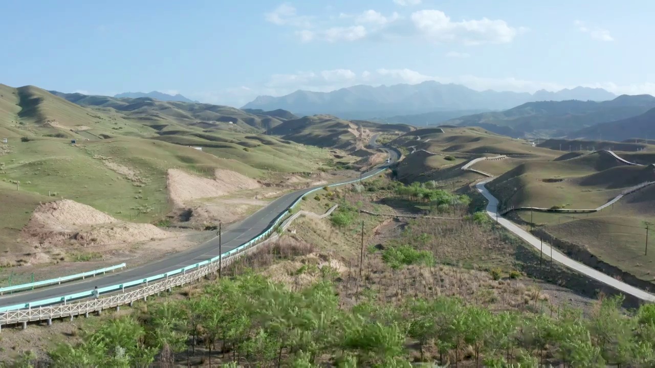 航拍：新疆独库公路 丘陵土丘间的公路视频素材