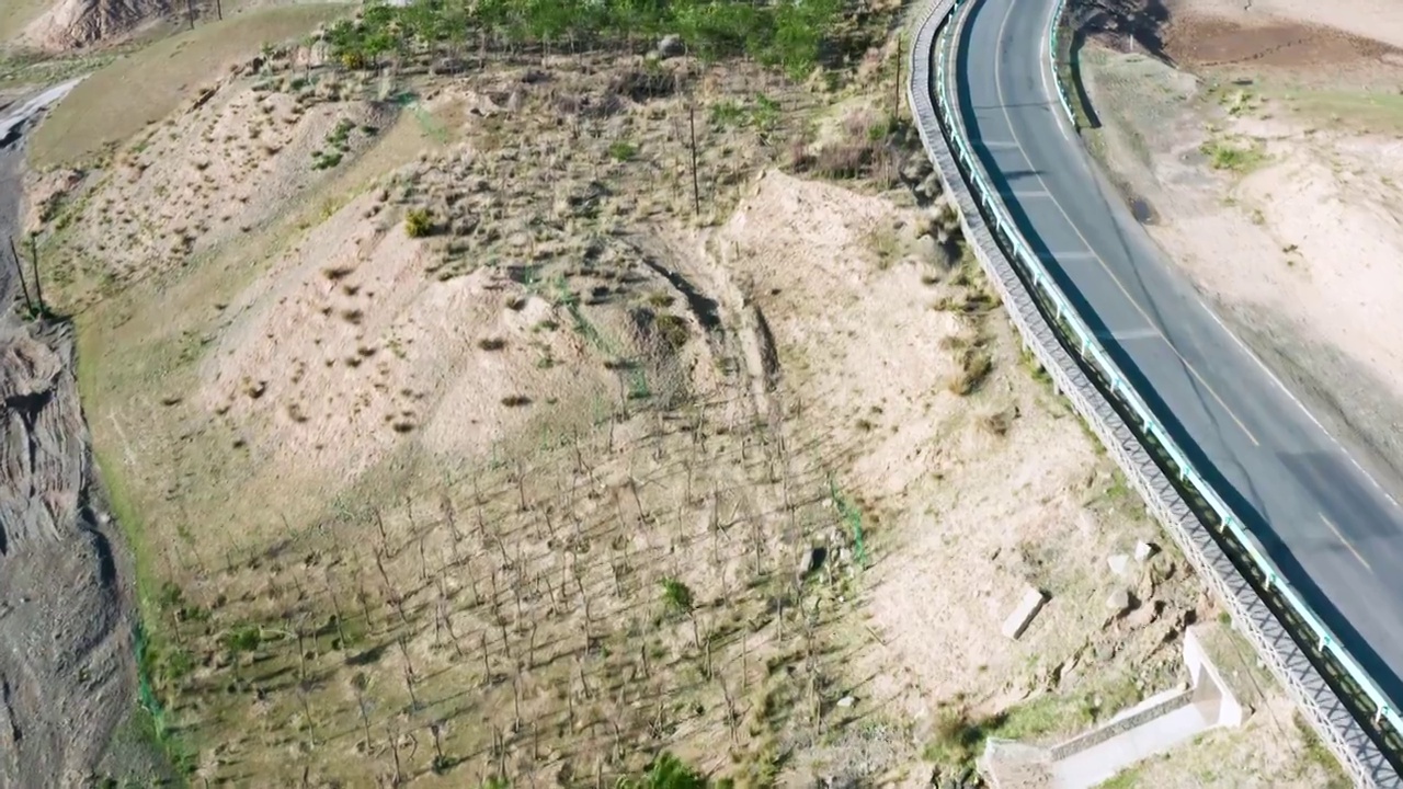 航拍：新疆独库公路 丘陵土丘间的公路视频素材
