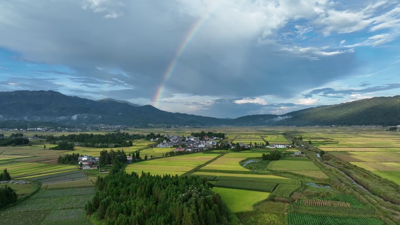 航拍彩虹下的美丽村庄视频素材