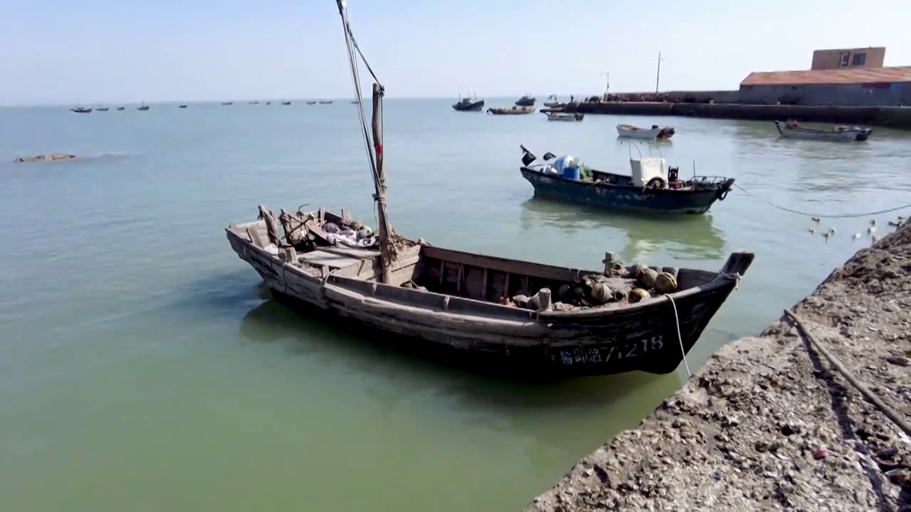 渔村码头停泊在海边的小船视频下载