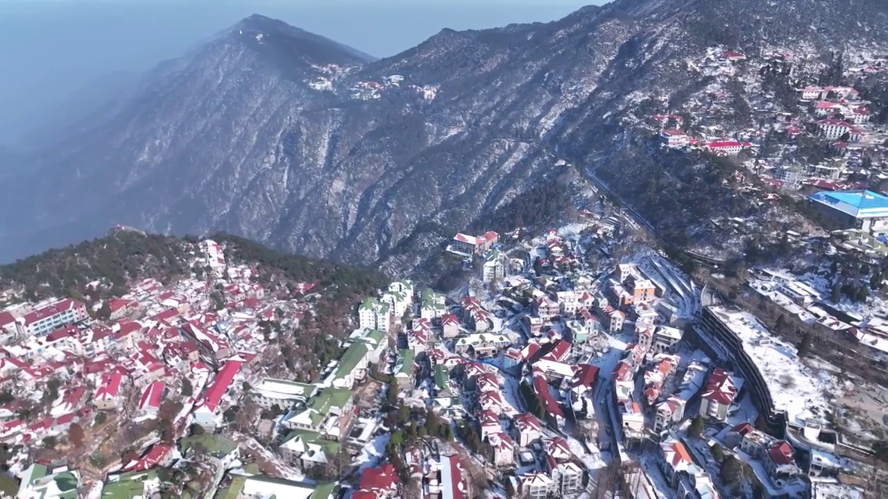 航拍江西九江庐山山顶牯岭镇冬天雪景视频下载