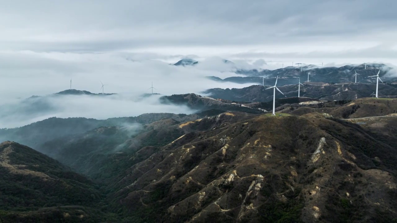 清晨高山上的风力发电风车和山谷中的云海视频下载