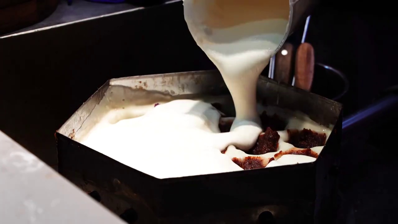 （2/6）江苏南京金陵风味特色小吃，梅花糕的制作过程视频素材