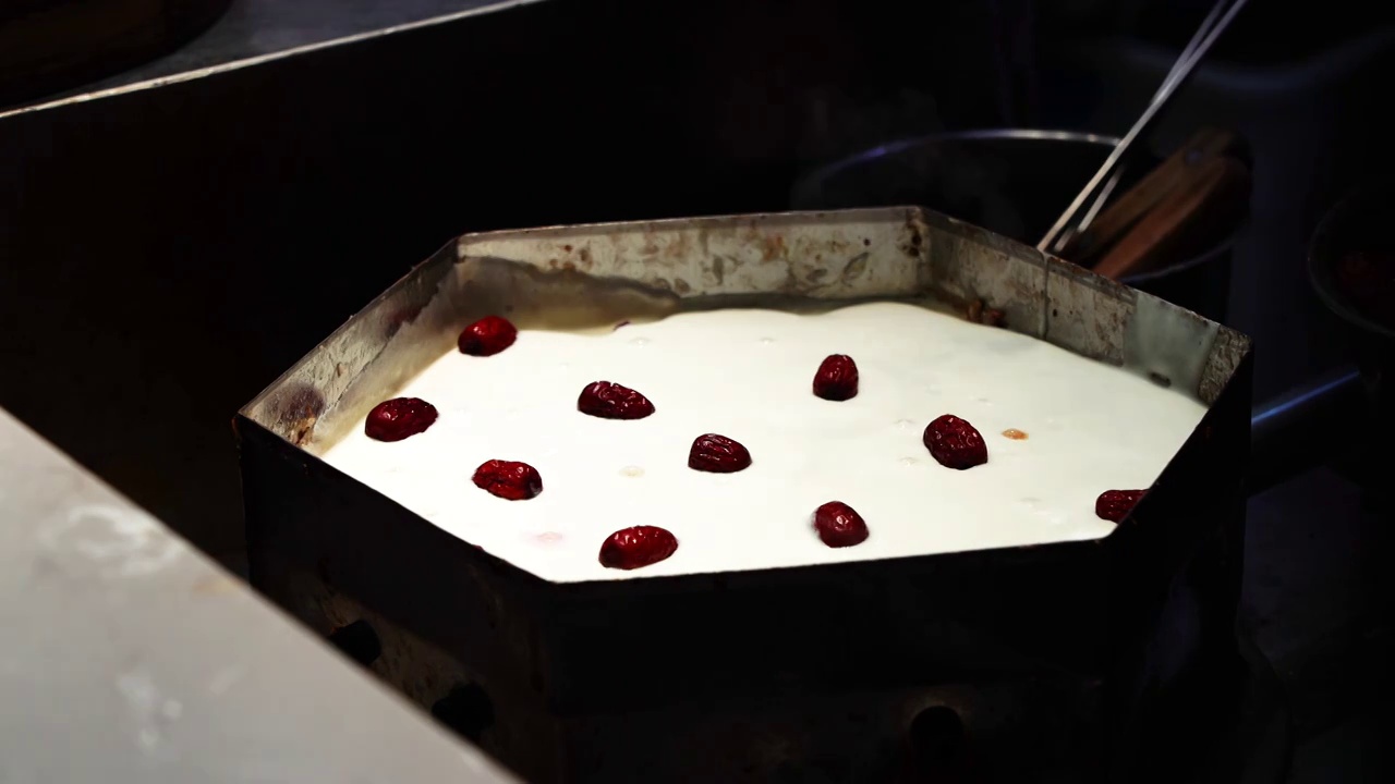 （3/6）江苏南京金陵风味特色小吃，梅花糕的制作过程视频素材