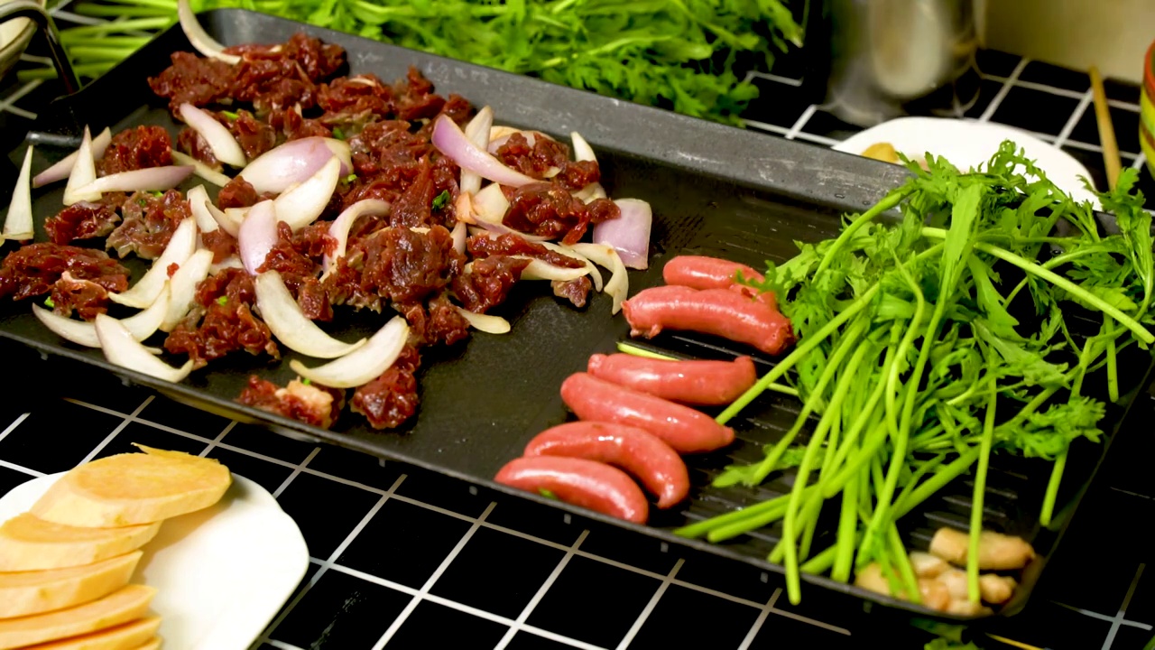 齐齐哈尔烤肉，韩式烤肉，生牛肉视频素材