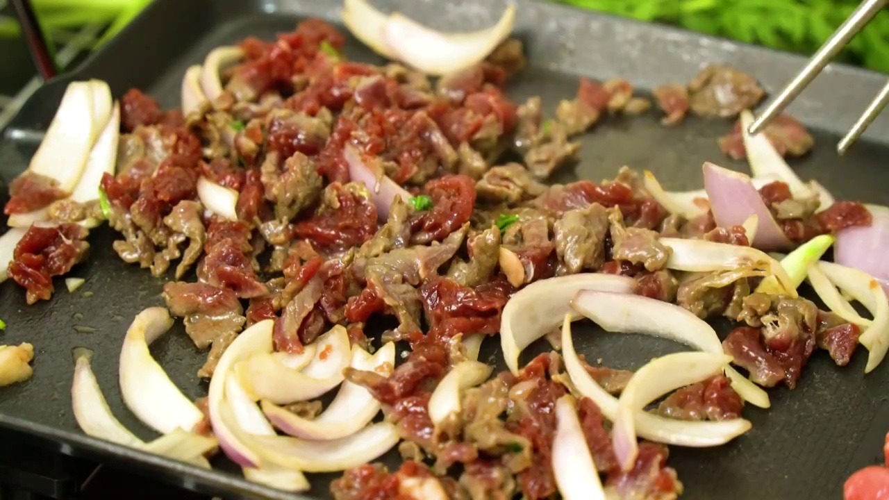 齐齐哈尔烤肉，韩式烤肉，生牛肉视频素材