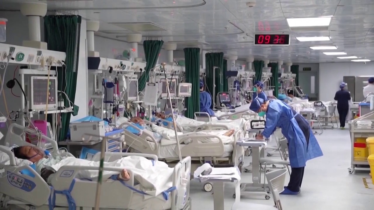 中国抗击新冠疫情医院医疗重症监护医生护士工作场景（选编）视频下载