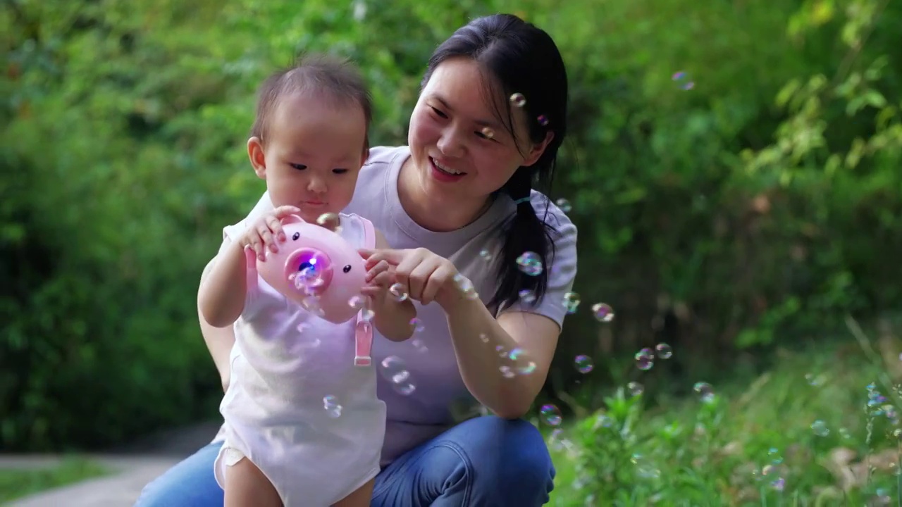 小女孩和妈妈一起在公园玩耍吹泡泡快乐童年视频下载