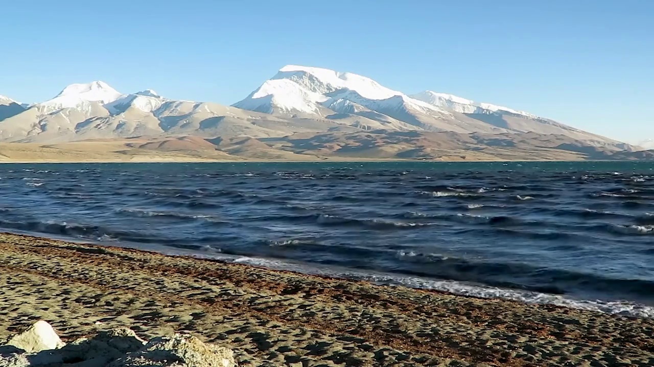 圣洁的纳木纳尼峰与黑浪翻滚的拉昂错视频下载
