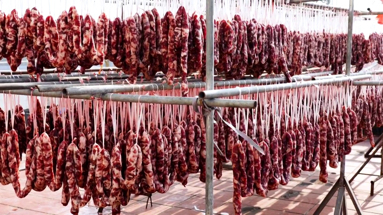 新年户外晾晒香肠制作肉制品年货视频下载