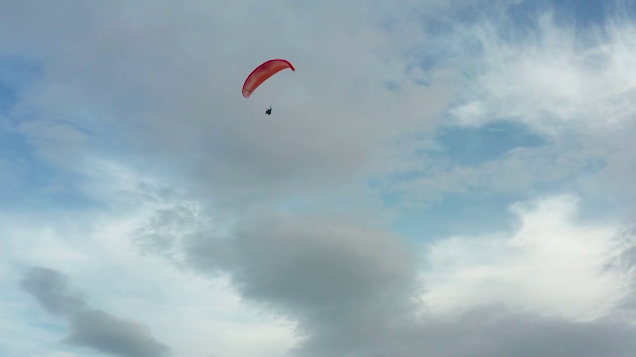 新疆乌鲁木齐天山山脉  滑翔伞基地视频下载