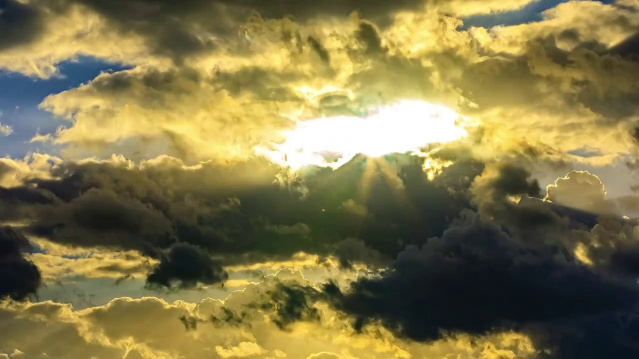 太阳光束从乌云穿过照射出来视频素材
