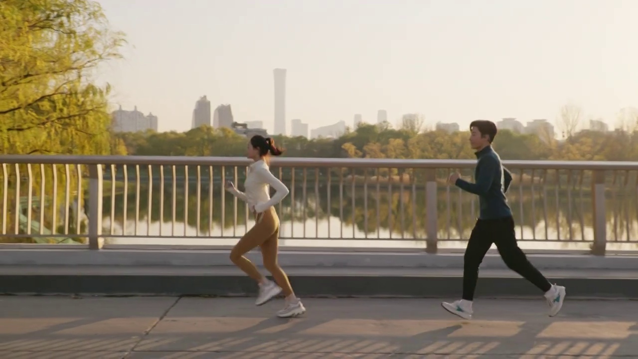 情侣在公园跑步视频下载