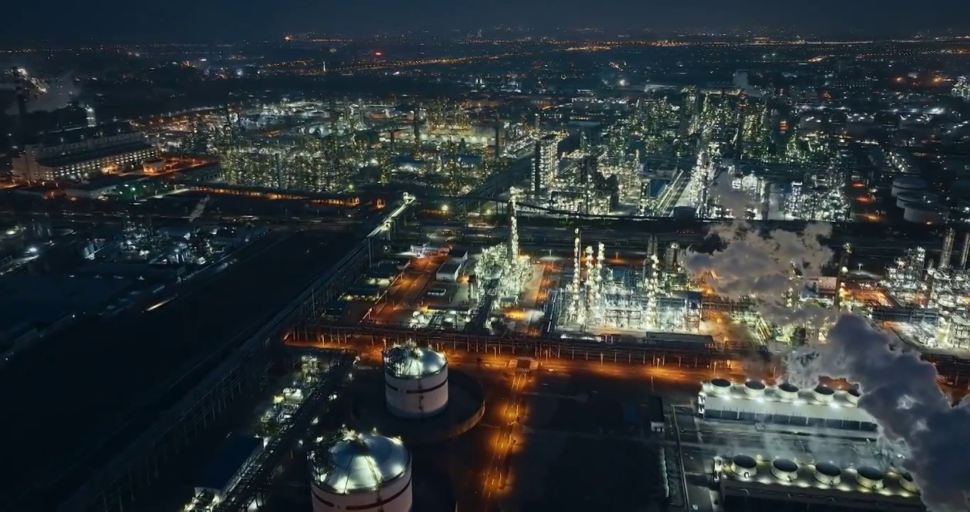航拍夜晚石油天然气工业区视频下载