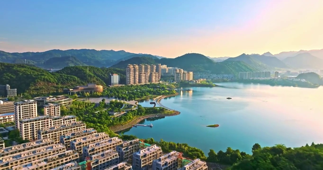 航拍中国杭州千岛湖日落城市建筑和自然风光视频下载