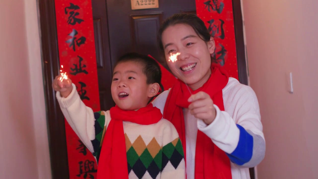 亚洲中国人母子家门口拜年新年快乐视频下载