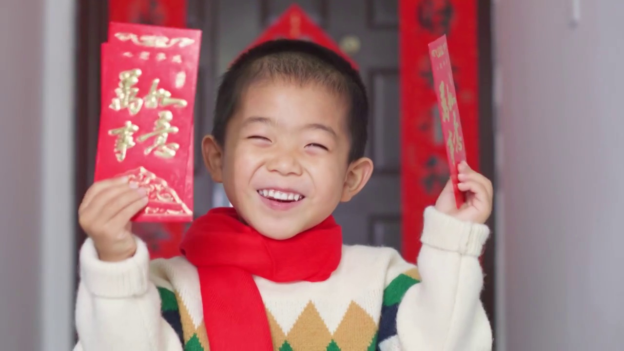 亚洲中国人母子家门口拜年新年快乐视频下载
