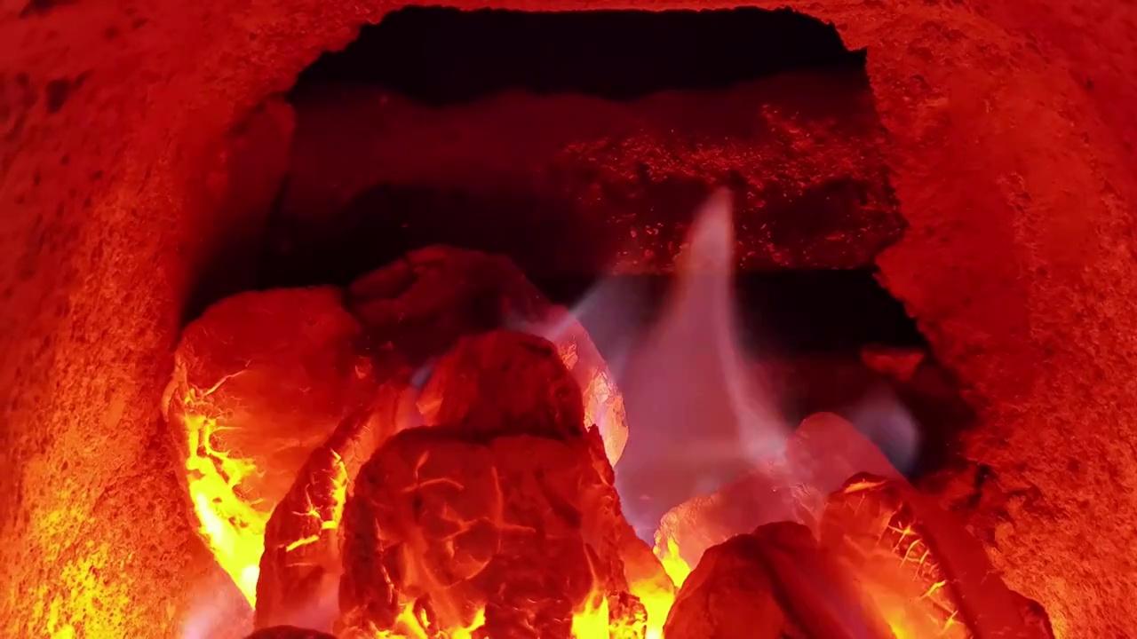 4K火炉取暖-木炭烧火烧炭火焰单镜头视频下载