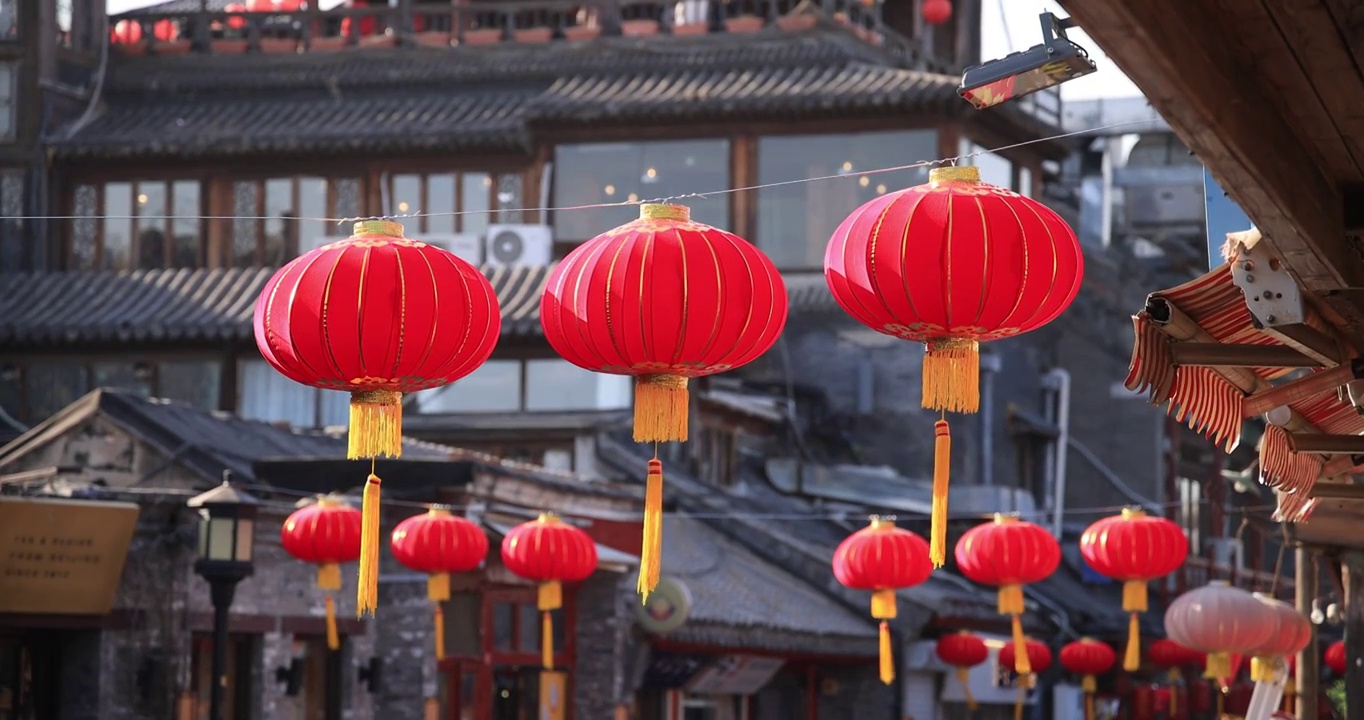 节日里北京胡同里挂着大红灯笼视频素材