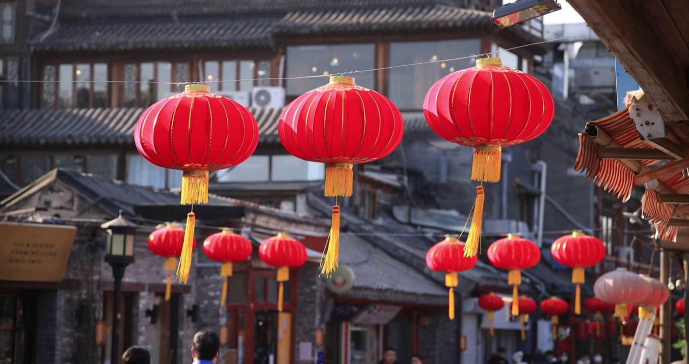 节日里北京胡同里挂着大红灯笼视频素材