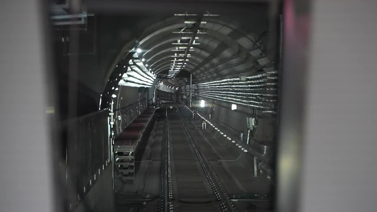 北京地铁19号线隧道轨道视频视频下载