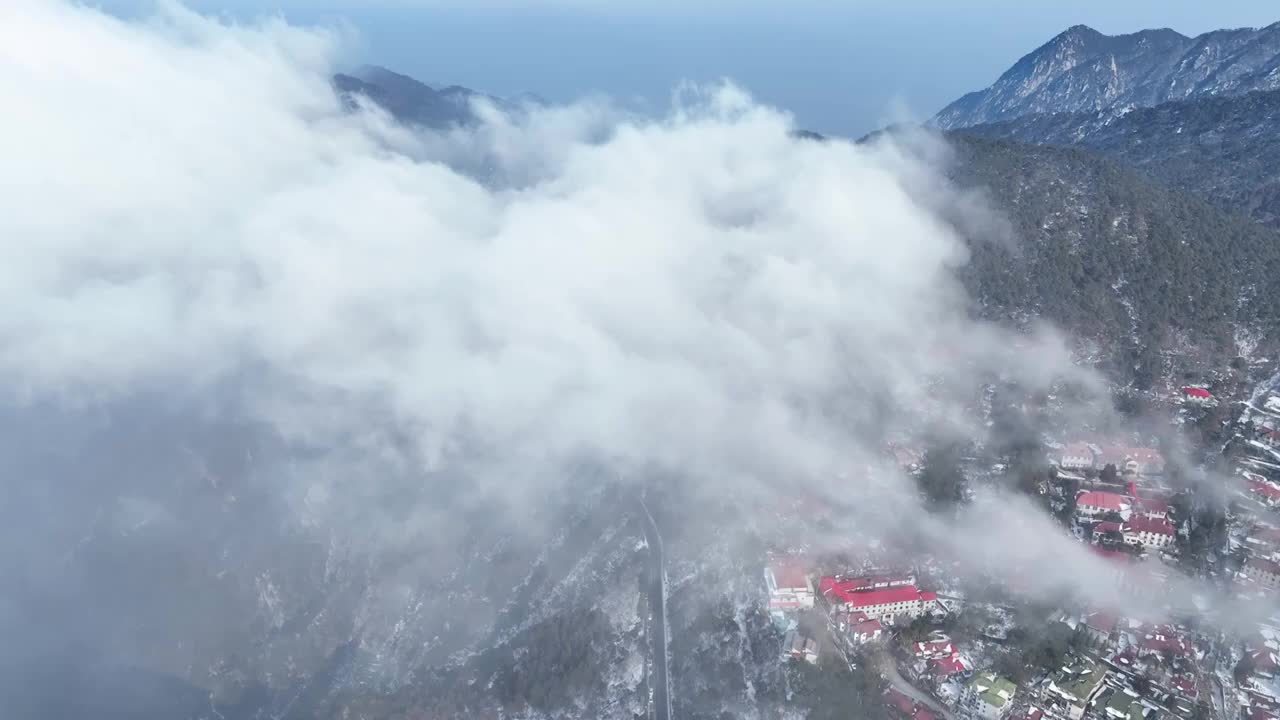 航拍云海中的江西庐山交通道路视频下载