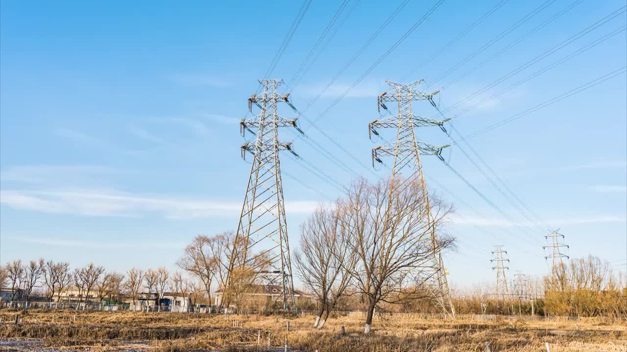 北京户外输电塔能源传输电力塔延时流云视频素材