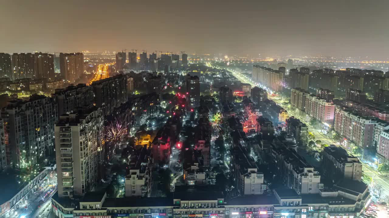 春节城市上空燃放烟花视频素材