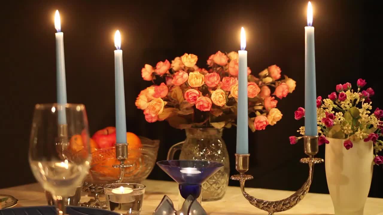 家庭浪漫的西餐餐桌摆放装饰空镜视频下载