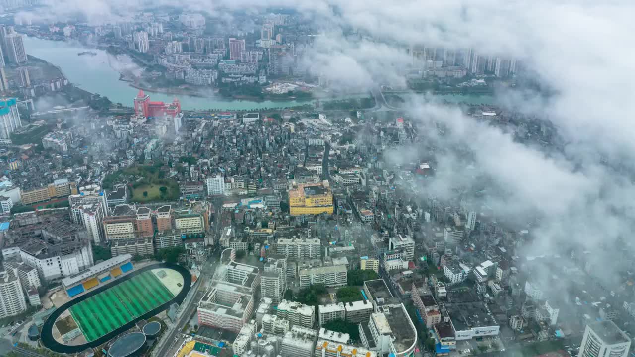 航拍平流雾下的海口市区视频素材