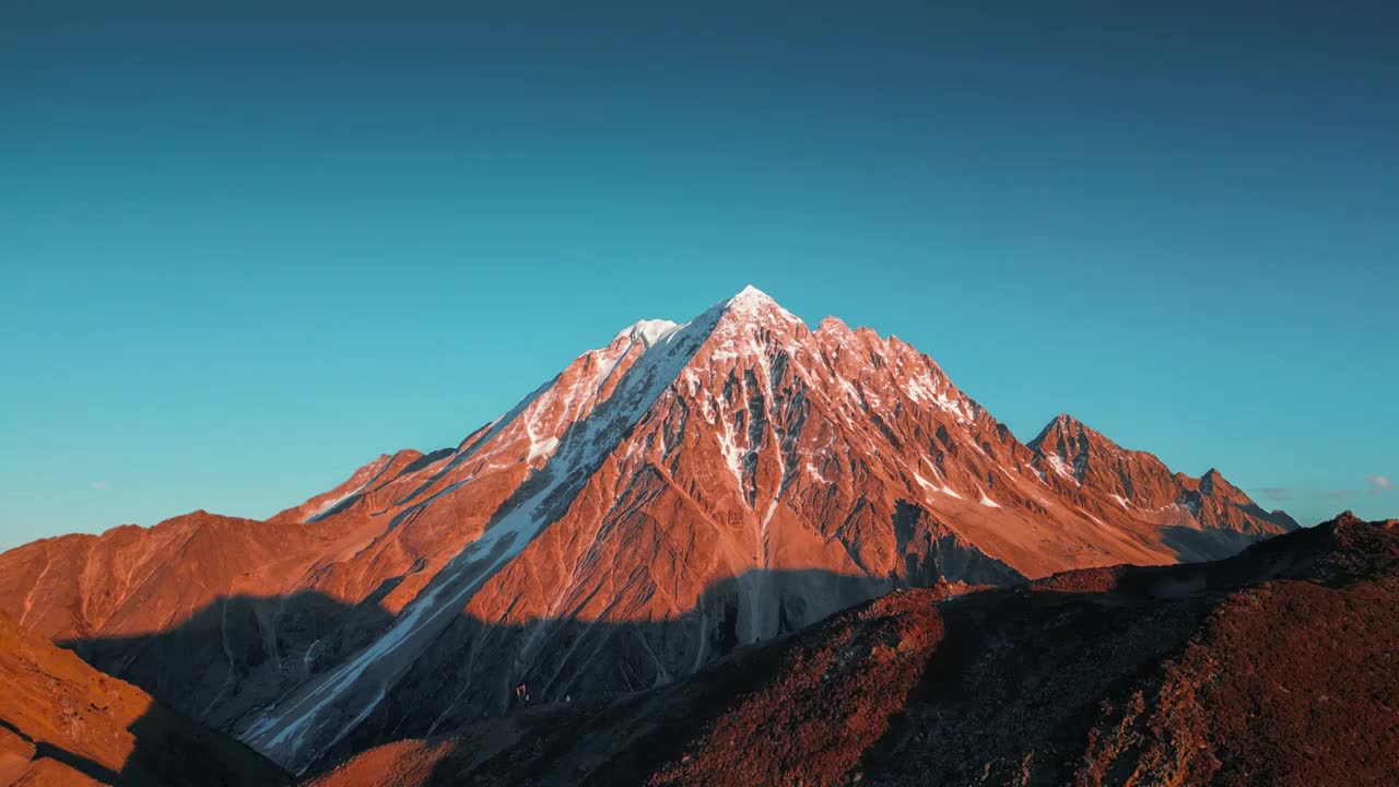 雅拉雪山日照金山视频素材