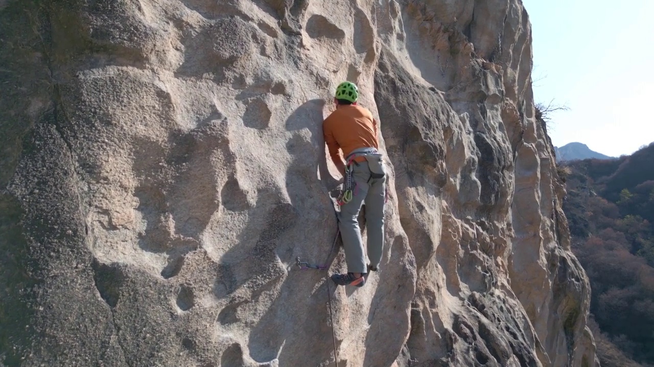 青年男人在悬崖峭壁上攀岩视频下载