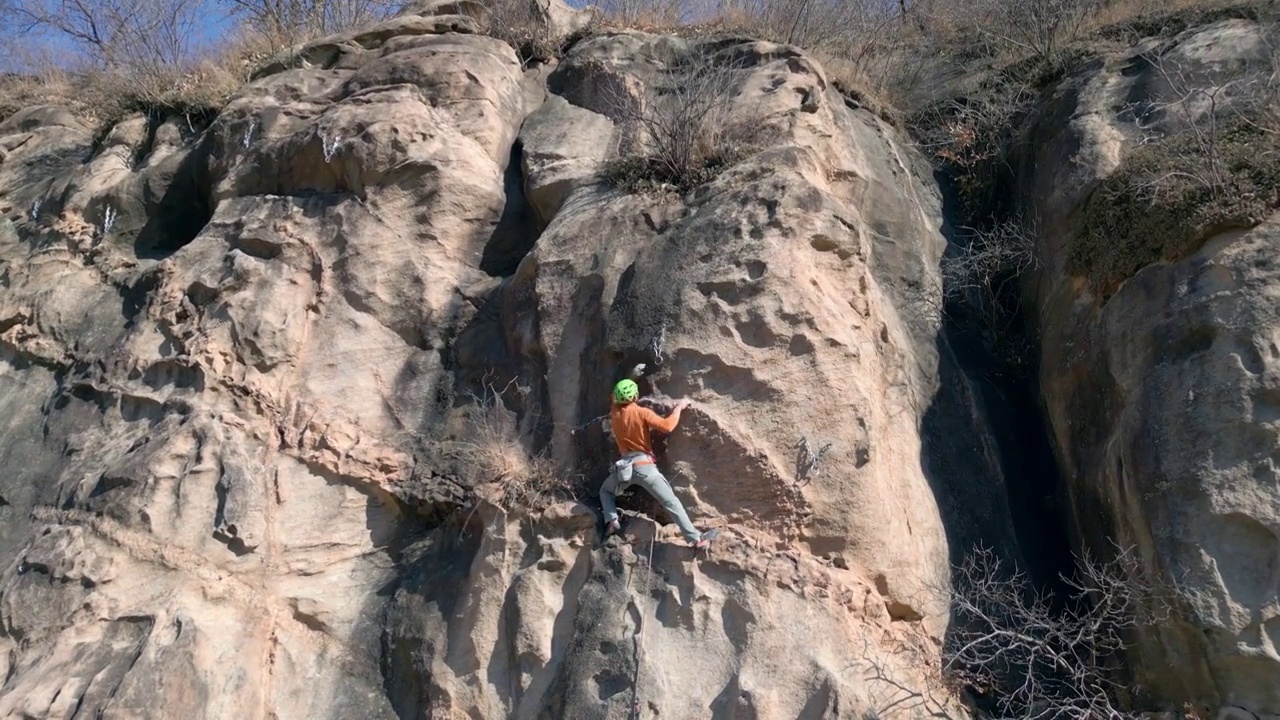 青年男人在悬崖峭壁上攀岩视频下载