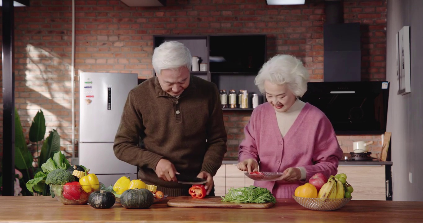 老年夫妇在厨房做饭视频素材