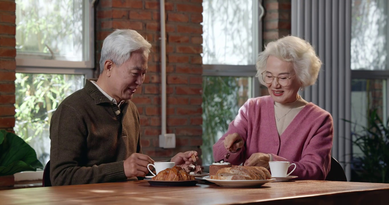老年夫妇吃早餐视频素材