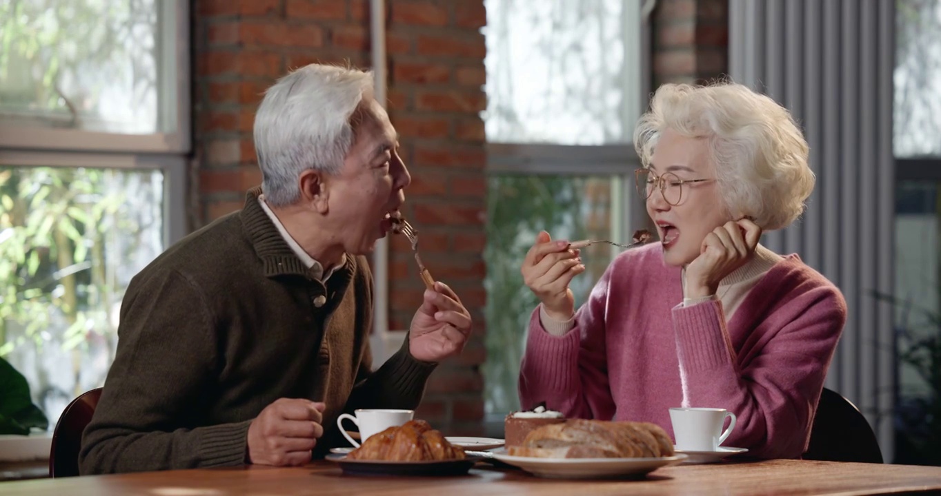 老年夫妇吃早餐视频下载