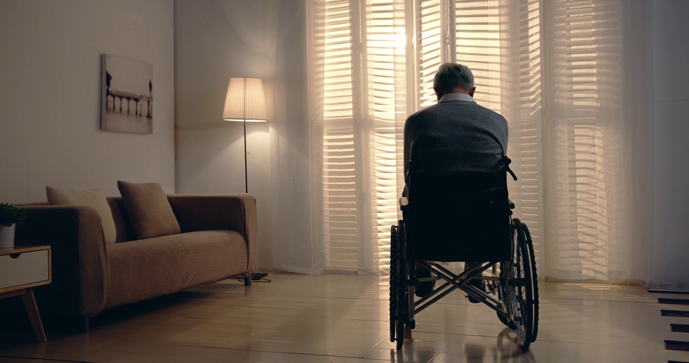 孤独的坐在轮椅上的老年人视频下载