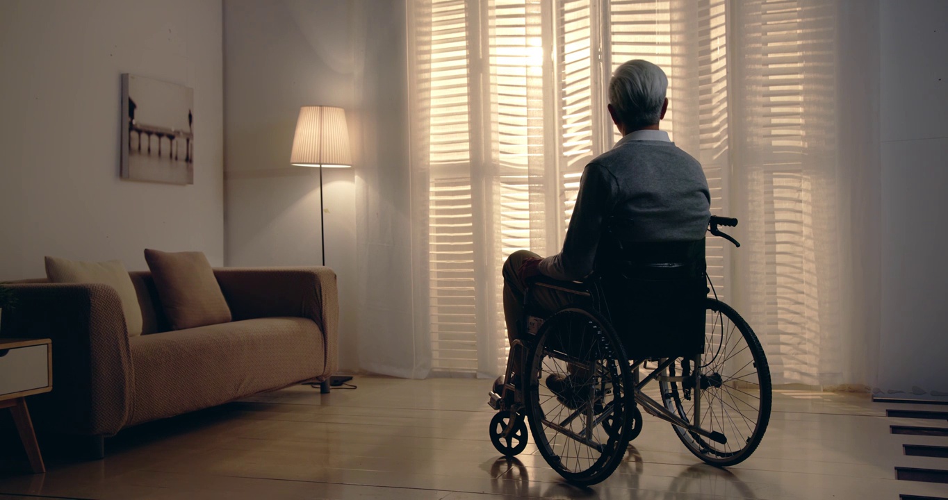 孤独的坐在轮椅上的老年人视频素材