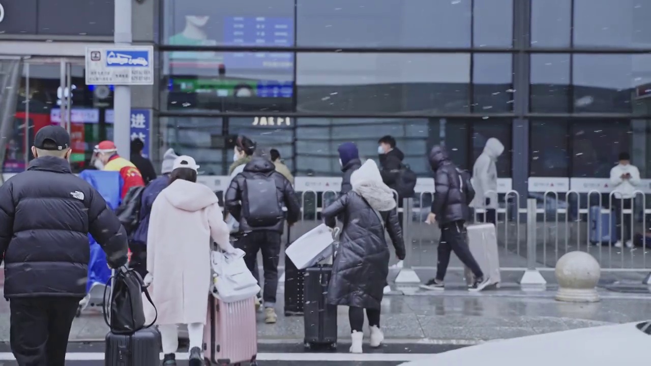 2023年春运下雪的上海虹桥火车站视频下载