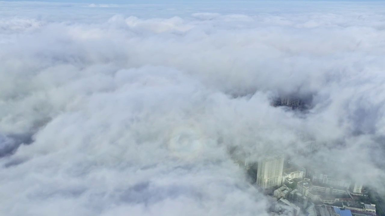 航拍平流雾下的海口视频素材