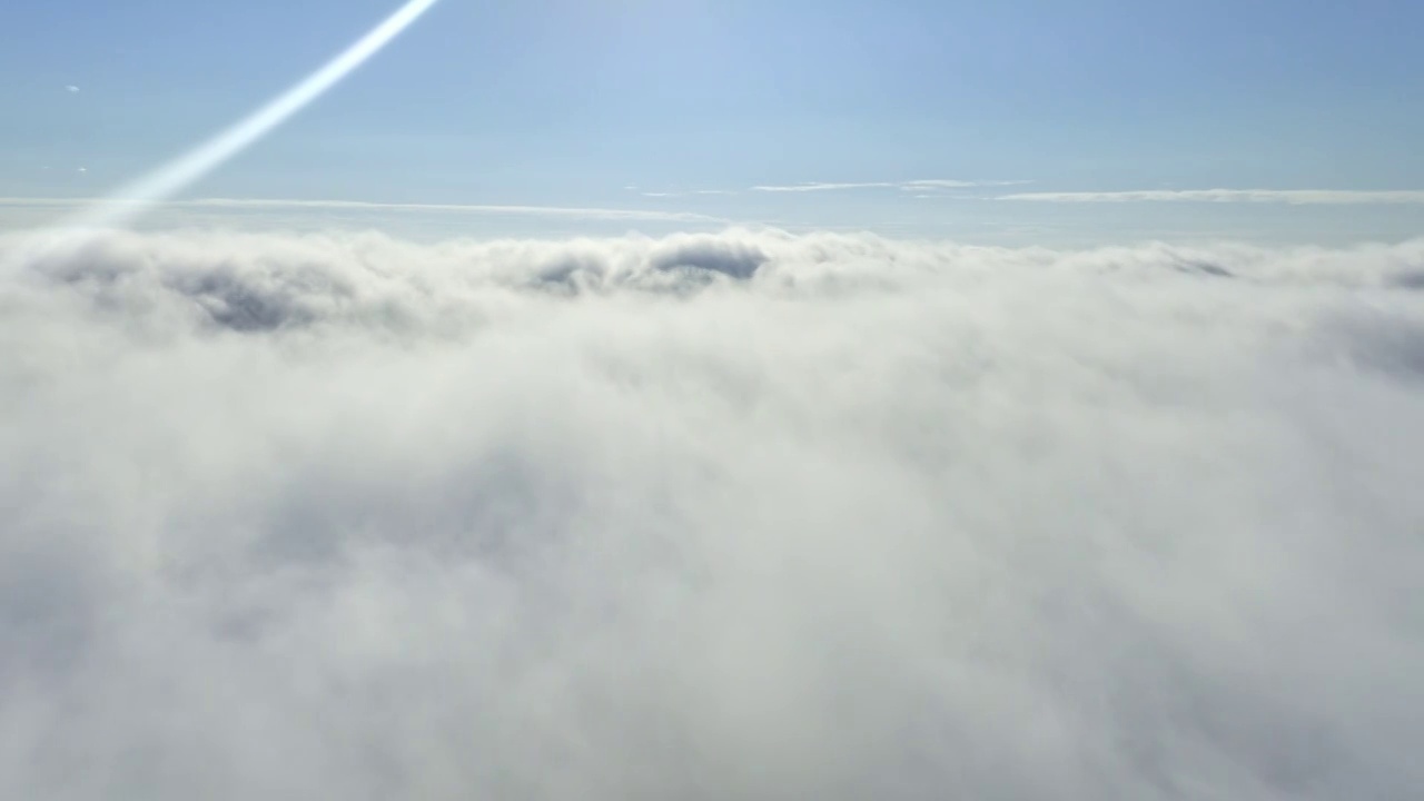 海口白昼穿云平流雾风光视频素材