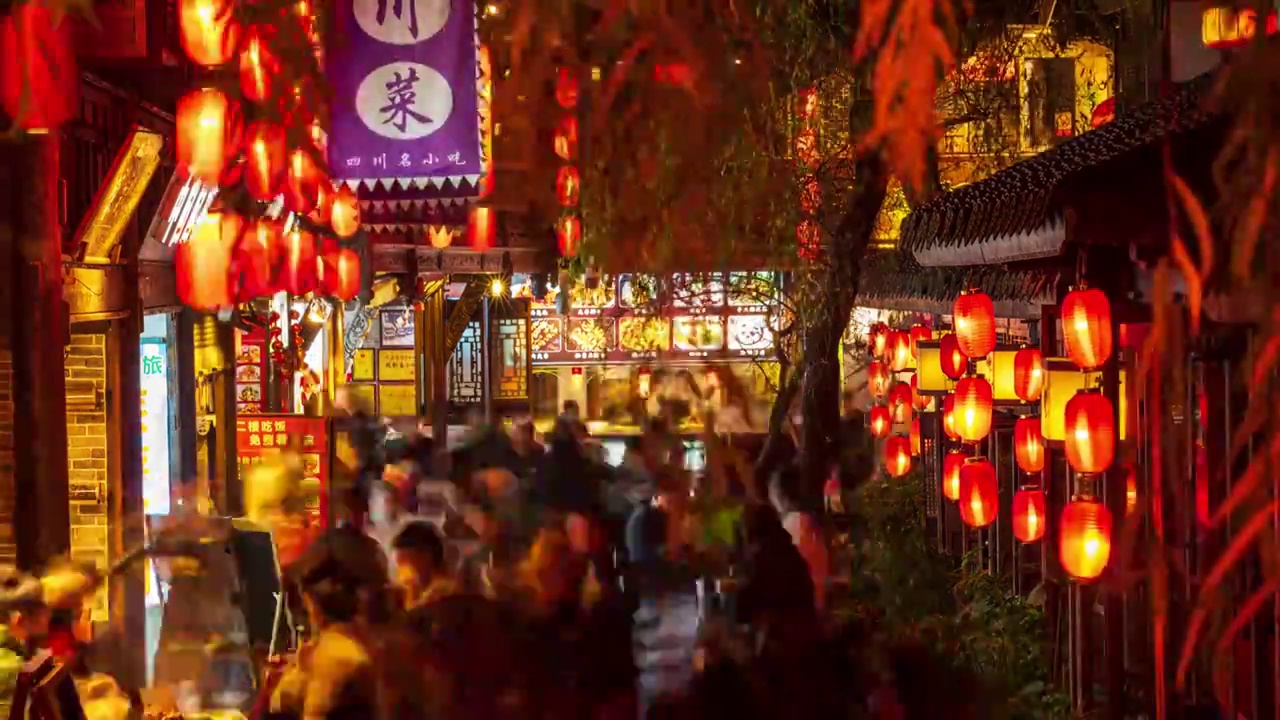 成都锦里古街夜间通行的游客视频素材